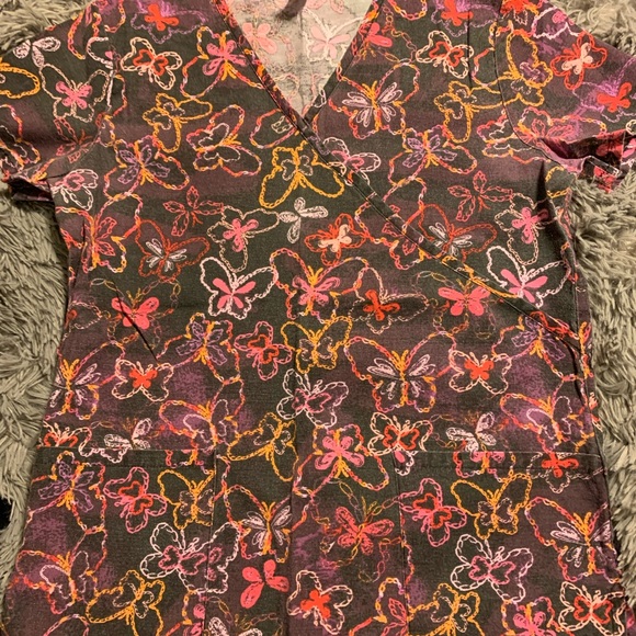 6 Butterfly scrub tops - Picture 6 of 7